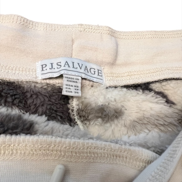 PJ Salvage Camo Fleece Shorts Size XS - NWT - Picture 3 of 3